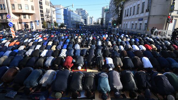 Мусульмане в день праздника жертвоприношения Курбан-байрам возле Московской Соборной мечети. 1 сентября 2017