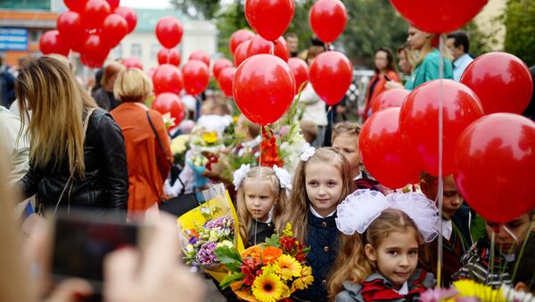 Ученики первых классов гимназии №1 города Новосибирска перед началом торжественной линейки посвященной Дню знаний. 1 сентября 2017