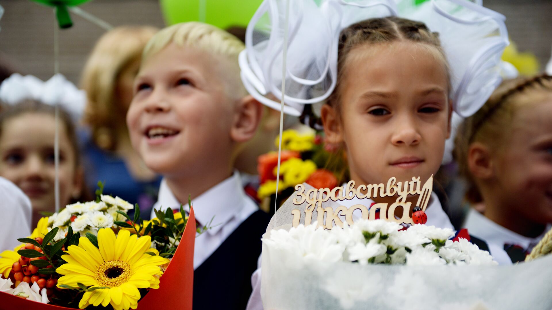 Ученики первых классов гимназии №1 города Новосибирска во время торжественной линейки посвященной Дню знаний. 1 сентября 2017 - РИА Новости, 1920, 31.05.2021