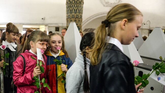 Школьники проходят через турникеты метрополитена. Архивное фото