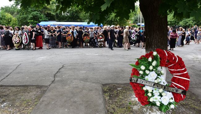 Участники траурных мероприятий 1-го сентября в Беслане