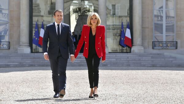 Президент Франции Эммануэль Макрон с супругой Брижит во дворе Елисейского дворца в Париже. Архивное фото