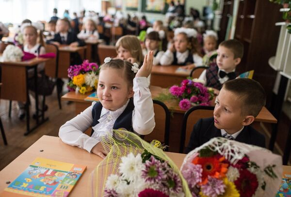 Ученики гимназии №26 города Омска в классе после торжественной линейки посвященной Дню знаний