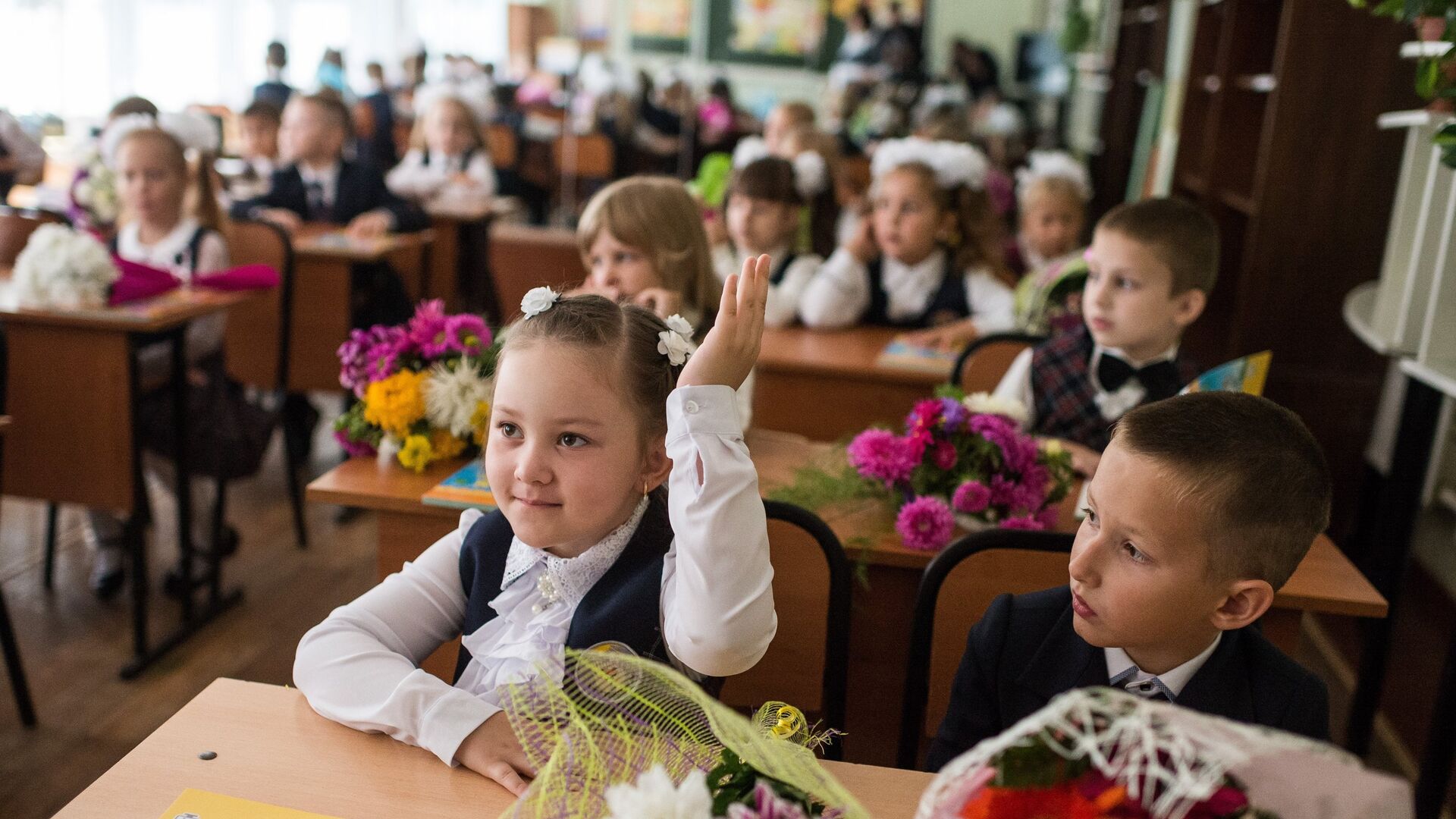 Ученики в классе после торжественной линейки посвященной Дню знаний - РИА Новости, 1920, 01.09.2022