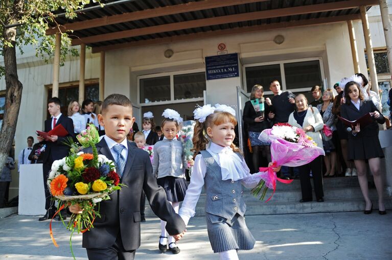 Первоклассники на праздничной линейке в средней школе №1 в Чите в День знаний