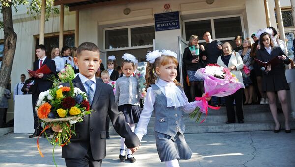 Первоклассники на праздничной линейке в средней школе №1 в Чите в День знаний