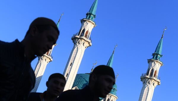 Мусульмане в день праздника жертвоприношения Курбан-байрам возле мечети Кул-Шариф в Казани. 1 сентября 2017
