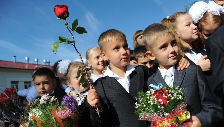 Первоклассники на праздничной линейке в средней школе №1 в Чите в День знаний