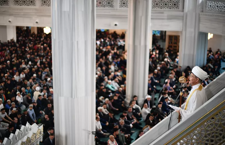 Председатель Совета муфтиев России, председатель Духовного управления мусульман России муфтий шейх Равиль Гайнутдин читает молитву в Московской Соборной мечети. 1 сентября 2017 Председатель Совета муфтиев России, председатель Духовного управления мусульман России муфтий шейх Равиль Гайнутдин читает молитву в Московской Соборной мечети. 1 сентября 2017