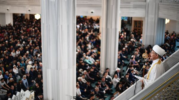 Председатель совета муфтиев России Равиль Гайнутдин (справа) читает молитву в Московской Соборной мечети. 1 сентября 2017