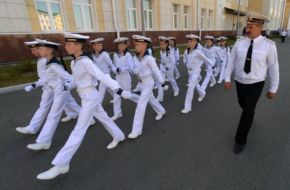 Учащиеся филиала Нахимовского военно-морского училища (Владивостокское президентские кадетское училище) на торжественной линейке, посвященной Дню знаний