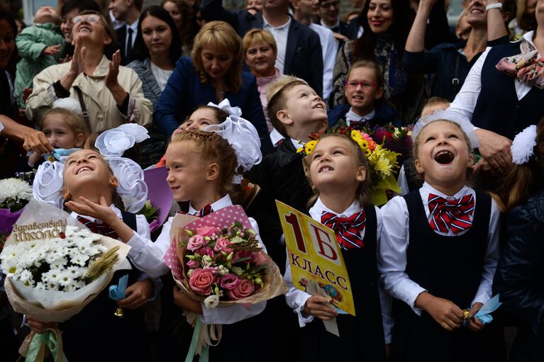 Ученики первых классов гимназии №1 города Новосибирска во время торжественной линейки посвященной Дню знаний