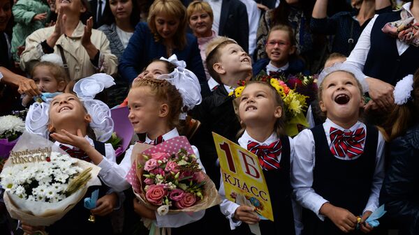 Ученики первых классов гимназии №1 города Новосибирска во время торжественной линейки посвященной Дню знаний