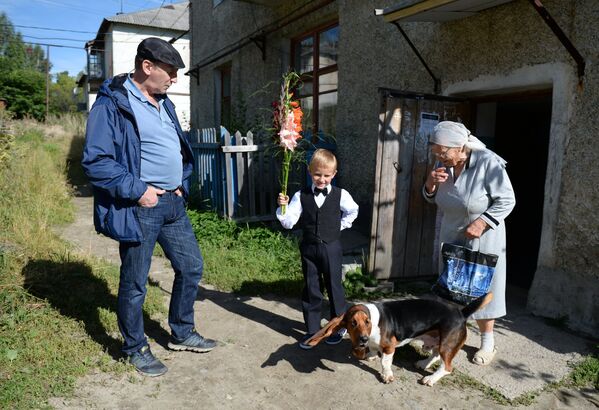 Семья провожает первоклассника в школу поселка Калиново в Свердловской области