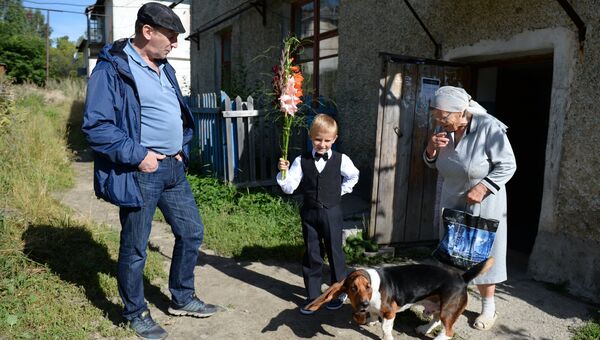 Семья провожает первоклассника в школу поселка Калиново в Свердловской области