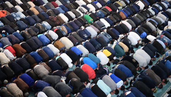 Мусульмане в день праздника жертвоприношения Курбан-байрам в Московской Соборной мечети. 1 сентября 2017