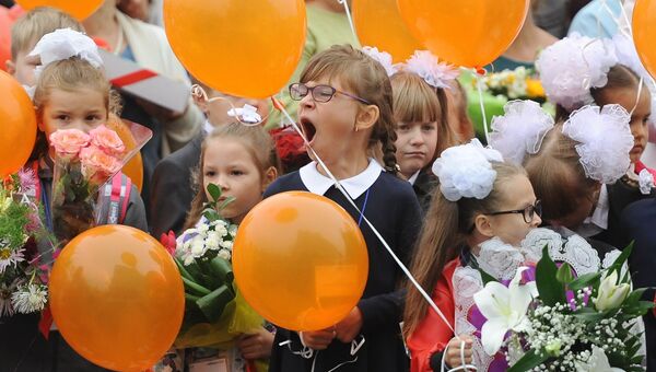 Ученики образовательного центра №2 в Челябинске во время торжественной линейки, посвященной Дню знаний (образовательный центр впервые принимает первоклассников на новый учебный год)