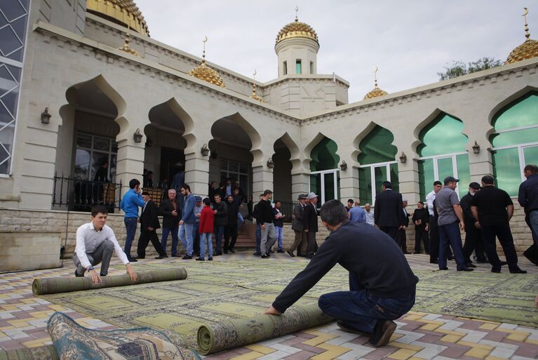 Мусульмане в день праздника жертвоприношения Курбан-байрам в Соборной мечети города Усть-Джегута. 1 сентября 2017