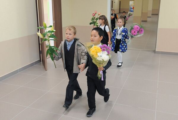 Ученики образовательного центра №2 в Челябинске идут в классы после торжественной линейки, посвященной Дню знаний (образовательный центр впервые принимает первоклассников на новый учебный год)