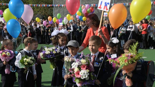 Ученики 1к класса во время торжественной линейки, посвященной Дню знаний