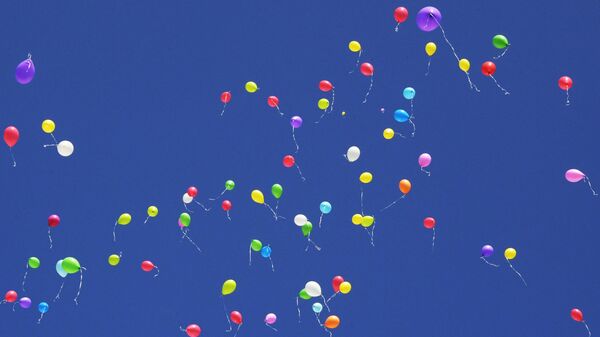 Воздушные шары во время торжественной линейки, посвященной Дню знаний. Архивное фото