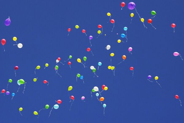 Ученики школы №117 в Москве выпустили воздушные шары в небо во время торжественной линейки, посвященной Дню знаний