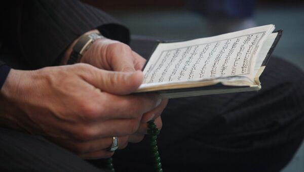 Книга в руках мусульманина, пришедшего в Соборную мечеть города Усть-Джегута в день праздника жертвоприношения. 1 сентября 2017