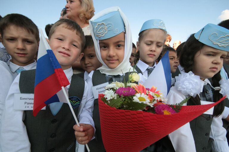 Ученики новой открывшейся в микрорайоне Фонтаны в Симферополе школы № 44 на торжественной линейке, посвященной Дню знаний