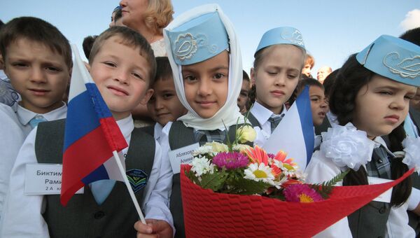 Ученики новой открывшейся в микрорайоне Фонтаны в Симферополе школы № 44 на торжественной линейке, посвященной Дню знаний