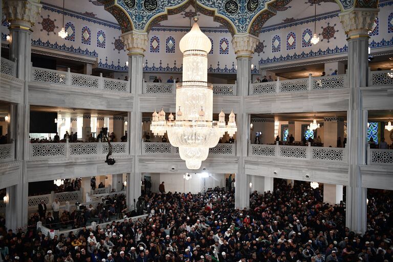 Мусульмане в день праздника жертвоприношения Курбан-байрам в Московской Соборной мечети. 1 сентября 2017