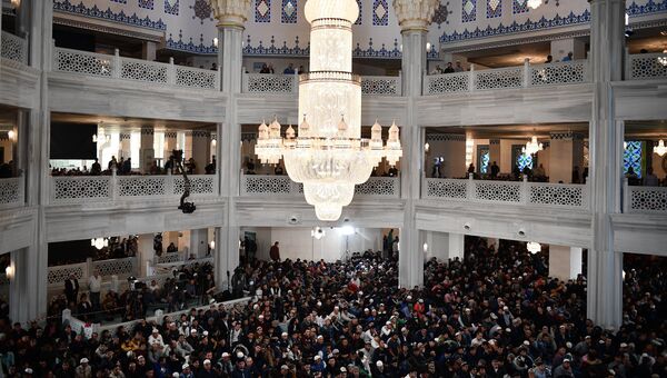 Мусульмане в день праздника жертвоприношения Курбан-байрам в Московской Соборной мечети. 1 сентября 2017