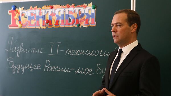 Дмитрий Медведев во время посещения школы №34 в подмосковном Подольске в День знаний. 1 сентября 2017