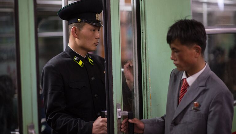 Сотрудник метрополитена Пхеньяна в вагоне поезда