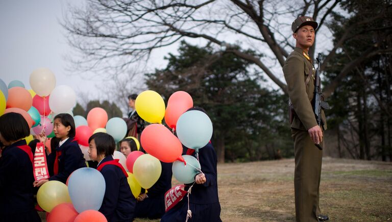 Жители Пхеньяна на торжественной церемонии открытия памятника Ким Ир Сену и Ким Чен Иру в Пхеньяне