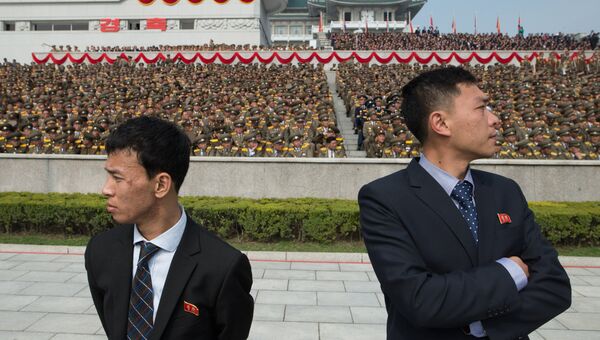 Участники во время парада, приуроченного к 105-й годовщине со дня рождения основателя северокорейского государства Ким Ир Сена, в Пхеньяне