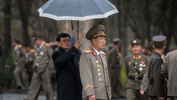 Военнослужащие на территории музея Ким Ир Сена в Мангёндэ в провинции Пхеньяна