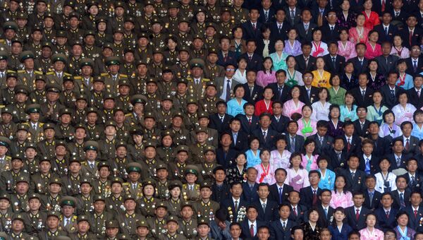 Солдаты Корейской народной армии и жители Пхеньяна на стадионе имени Ким Ир Сена