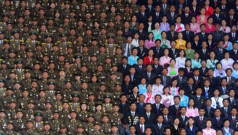 Солдаты Корейской народной армии и жители Пхеньяна на стадионе имени Ким Ир Сена