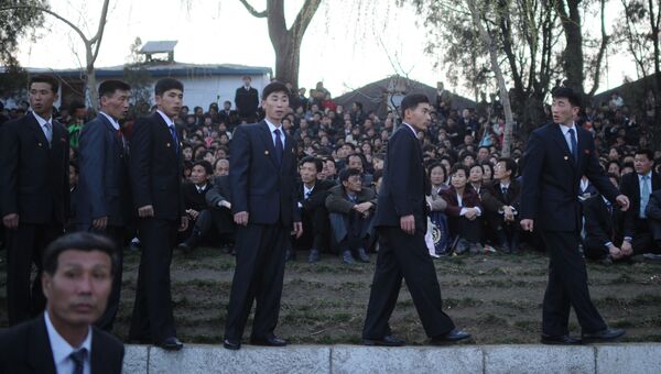 Сотрудники безопасности перед началом фейерверка в честь 100-летия со дня рождения Ким Ир Сена