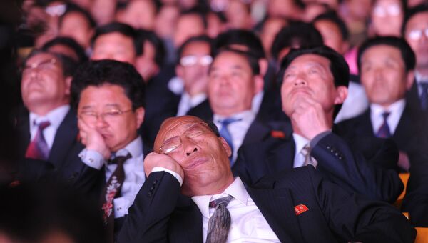 Зрители во время гала-концерта в честь 100-летия основателя Северной Кореи Ким Ир Сена
