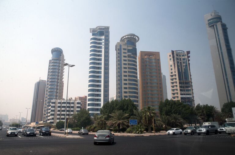 Небоскребы на улице города Эль-Кувейт государства Кувейт