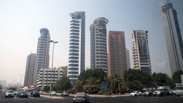 Небоскребы на улице города Эль-Кувейт государства Кувейт