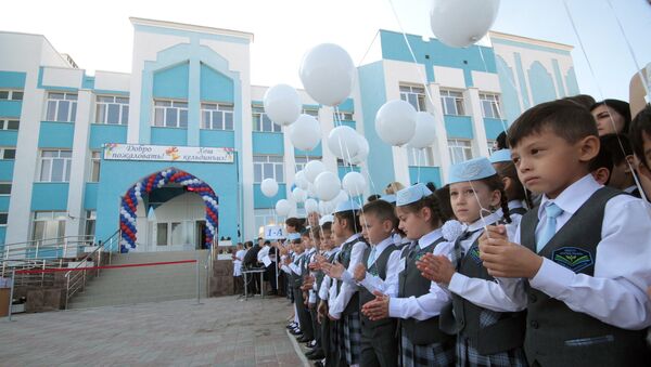 Линейка в День знаний в новой школе № 44, открывшейся в районе компактного проживания крымских татар Фонтаны в Симферополе. 1 сентября 2017