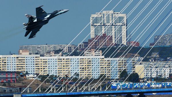 Истребитель Су-35C во время тренировочного полета над бухтой Аякс во Владивостоке