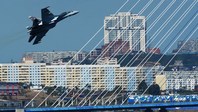 Истребитель Су-35C во время тренировочного полета над бухтой Аякс во Владивостоке