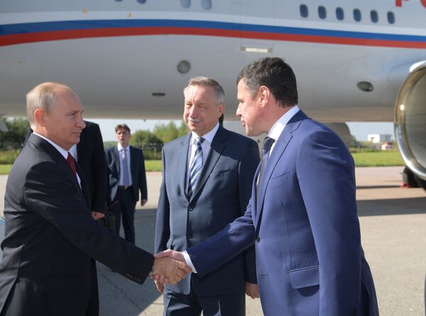 Владимир Путин и временно исполняющий обязанности губернатора Ярославской области Дмитрий Миронов во время встречи в аэропорту Туношна Ярославля. 1 сентября 2017