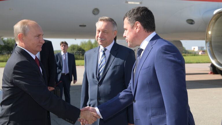 Владимир Путин и временно исполняющий обязанности губернатора Ярославской области Дмитрий Миронов во время встречи в аэропорту Туношна Ярославля. 1 сентября 2017