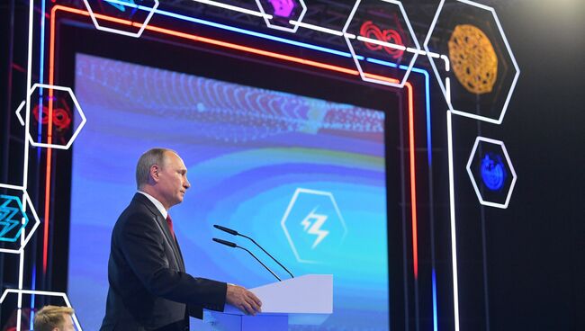 Президент РФ Владимир Путин выступает на всероссийском открытом уроке Россия, устремлённая в будущее в Ярославле. 1 сентября 2017