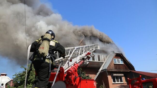 Сотрудники противопожарной службы МЧС России во время тушения пожара в частном доме престарелых Жемчужина в Красноярске. 28 августа 2017