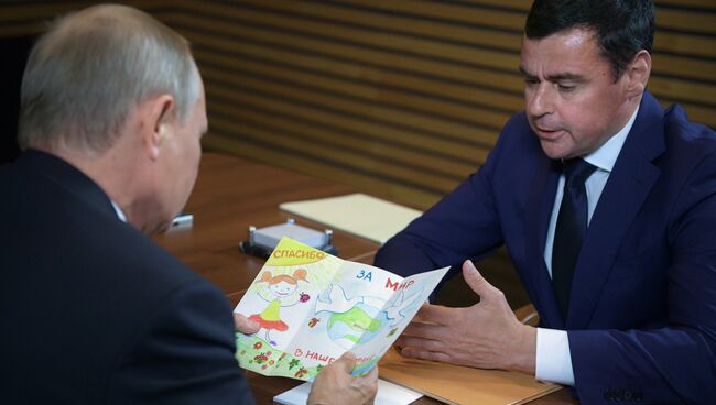 Врио главы Ярославской области Дмитрий Миронов передал Путину открытку от первоклассницы. 1 сентября 2017